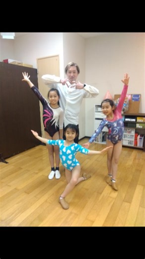 Three★Sisters🇯🇵 on Instagram: "☆ 数年ぶりに、ダンスの動画の投稿になります✨ １年2ヶ月ほど前から、板橋区にあるスタジオ 「K-Dance Style」 で、プロダンサーの亀山修先生に３人でダンスを教わっています😊 今は、10ヶ月後にあるパーティでダンスを披露する為に練習中✨ まだ振り付けも途中の段階ですが、これから３人で揃って踊れるようになるのが楽しみです🤩 ３人にダンスを続けさせてあげるのも母の目標の１つなので、これからもサポート頑張ります☺ #タンブリング選手 #ダブルミニトランポリン選手 K-DanceStyle プロダンサー #プライベートレッスン 趣味 練習風景 #ジャズダンス #板橋区 東京都 ダンススタジオ 三姉妹 姉妹 11歳 五年生 小学五年生 11歳女の子 三年生 小学三年生 9歳 9歳女の子 一年生 7歳6ヶ月 7歳 7歳女の子 11yearsold 11yearsoldgymnast 9yearsold 7yearsold gymnasticskids"