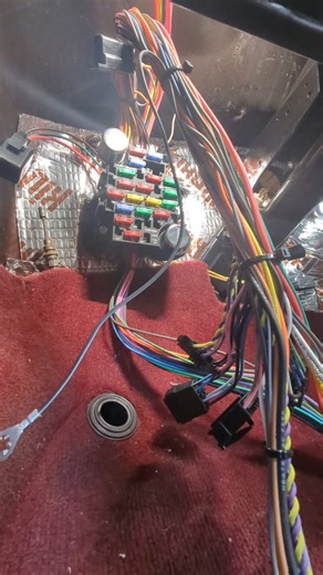 Instalación del arnés de cableado en un Chevy C10 1969