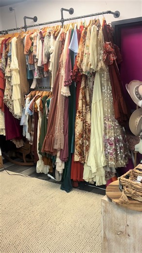 Oak & Ember Creative Studio is officially READY for you 😍✨ We have: • A cozy comfy bed setup • Two boudoir setups • A beautiful all-white area • Full newborn prop collection • Milestone props milestone outfits (3 months–12 months!) • Tons of new newborn outfits baskets We also have a Godox lighting system plus dreamy natural light throughout the studio. 📍Oak & Ember Creative Studio 320 N Broadway Moore, OK 73160