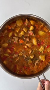 Teleći gulaš sa krompirom Potrebni sastojci: Za 2-3 porcije 400g teletine (plećka ili but) 30g kukuruznog brašna 40ml maslinovog ulja 100g šargarepe 150g crnog luka 150g paprike 300g krompira 800ml vode 20g paradajza koncentrata 2 kocke za supu (ili začine po želji) Priprema: Teletinu iseći na krupnije kockice i uvaljati u brašno. U tiganju zagrejati ulje i staviti komade uvaljane teletine. Pržiti ih 1–2 minuta sa svake strane na smanjenoj temperaturi, dok ne dobiju laganu koricu. Zatim ih izvad