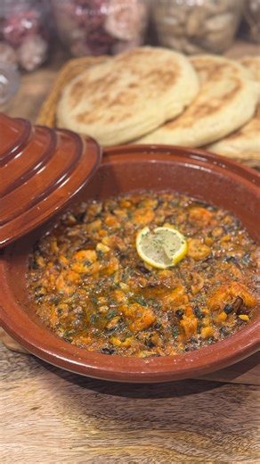 DeliciousUmmī Dz 🇩🇿🇵🇸 on Instagram‎: "Aujourd’hui je vous montre comment faire un tajine aux fruits de mer à l’algérienne 🇩🇿 Facile, rapide et plein de goût 😋 Il vous faudra : 2 bonnes cuillères d’huile d’olive, 1 oignon coupé en petits morceaux, 4 gousses d’ail bien hachées, 4 tomates bien mûres râpées, de la coriandre et du persil 🌿 Pour les épices : épices poisson, paprika, sel, poivre et un peu de gingembre 🧂 Ajoutez entre 500 g et 750 g de fruits de mer, laissez mijoter doucement j