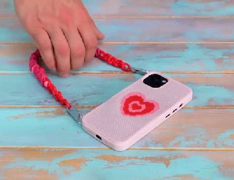 Handy phone case that looks like a cute purse! | 5-Minute Crafts