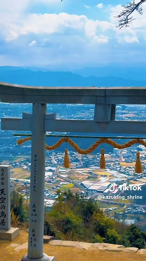 死ぬまでに見たい 日本の絶景🇯🇵✨️ 🎥 → @kazuking_shrine どの場所に行きたいですか？😳 【熊本】 ・長部田海床路 📍熊本県宇土市住吉町 ・鍋ヶ滝 📍熊本県阿蘇郡小国町黒渕 ・倉岳神社（天空の鳥居） 📍熊本県天草市倉岳町棚底 【北海道】 ・頭大仏 📍北海道札幌市南区滝野2-3 ・札幌諏訪神社 📍北海道札幌市東区北12条東1丁目1-10 ・真駒内滝野霊園 📍北海道札幌市南区滝野2-3 【香川】 ・高屋神社（天空の鳥居） 📍香川県観音寺市高屋町2800 ・国営讃岐まんのう公園 📍香川県仲多度郡まんのう町吉野4243-12 ・エンジェルロード 📍香川県小豆郡土庄町銀波浦 【山梨】 ・久遠寺 📍山梨県南巨摩郡身延町身延3567 ・新倉山浅間公園 📍山梨県富士吉田市浅間2-4-1 ・富士山遙拝所（天空の鳥居） 📍山梨県富士吉田市上吉田 【山口】 ・秋芳洞 📍山口県美祢市秋芳町秋吉 ・角島大橋 📍山口県下関市豊北町神田 ・元乃隅神社 📍山口県長門市油谷津黄498 【栃木】 ・あしかがフラワーパーク 📍栃木県足利市迫間町607 ・日光東照宮
