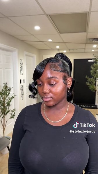 Stylish Ponytail with Bangs: Perfect Curly Hairstyle