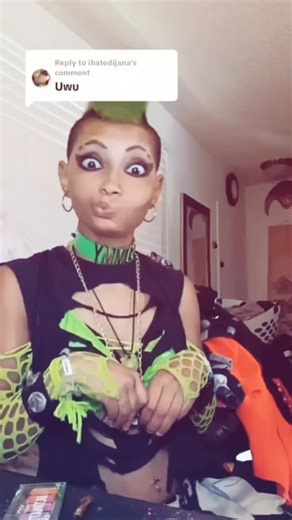 Brain Growth 🧠 on Instagram: "Sorry 电影制作人利用先进的电子动画技术将《五夜后宫》(FNAF) 中的角色变为了现实。这些机器人不仅仅是电影道具，而是由著名的吉姆·汉森怪物商店（Jim Henson’s Creature Shop）打造的复杂机械实体。每个角色内部都装有精密的水压和伺服电机系统，能够模拟人类的动作和细微的面部表情。 与完全依赖 CGI（电脑绘图）不同，导演选择使用实物模型来增强恐怖的真实感。这种电子动画技术捕捉了金属摩擦和重量感，使观众能感受到这些机器人带来的压迫感。在拍摄现场，多名操作员通过远程控制系统同步协作，一个人控制头部动作，另一个人负责眼神，这种精细的配合让弗雷迪和他的伙伴们仿佛真的拥有了灵魂。这种结合了传统手工艺与现代科技的拍摄方式，完美还原了游戏最初带给粉丝的惊悚体验。 #五夜后宫 #电影 #知识 #事实 #你知道吗 推荐 科技 创新 电影幕后 技术 恐怖游戏 热门"