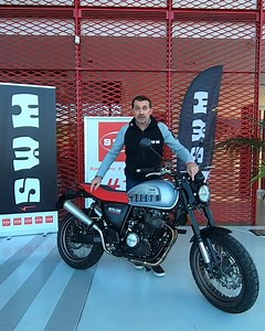 🇮🇹 - Cosa vuoi di più? Con una moto così ci fai davvero tutto. Bella da far girare la testa quando la parcheggi davanti al locale per l'aperitivo. Motore da 500 cc con tanta coppia ai bassi, ideale per muoversi nel traffico o fra i tornanti. Un serbatoio capiente quanto basta per farci una gita al mare senza pensieri. Ciclistica curata e pensata anche per divertirsi in due. La sella, poi, non è troppo alta, così da rendere facili anche le manovre a bassa velocità. E costa il giusto, così puoi 