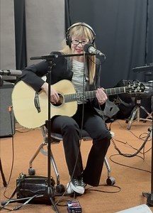 Had a lovely time chatting with Paul Cavalconte on his radio show Cavalcade over at WFUV😊🙏🏻 We talked about Flying with Angels, my early days in New York, and lots more! You can listen to the full interview here https://wfuv.org/content/cavalcade-suzanne-vega Thank you for the warm welcome Paul — and for inviting me to help celebrate the 10th anniversary of Cavalcade!🙌🏻 Can’t wait to see everyone at The Town Hall on Saturday, June 14th! Playing a hometown show is always extra special for me