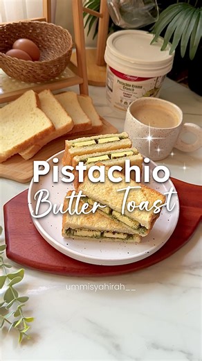 Pistachio Butter Toast✨🍞 Silalah buat ya sebab memang sedapp!!!! Selalu makan yang kaya atau peanut butter je kan, kita buat pistachio ni pulak!!! Combination pistachio crunch tu dengan pure butter memang kena lah😭👍🏻✨ Bahan-bahan: - Roti (air fryer 180°, 5 minit/ bakar guna toaster) - Pistchio Kreme Crunch @harvest_bak_ing *boleh buat toping aiskrim jugak! - Salted butter Selamat mencuba!!