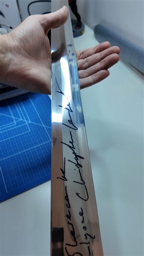 mamma me lo compri ? on Instagram: "🇮🇹 “Finché campa non si vende”... e dopo aver visto il video capite il perché! 🗡️ Tra un Christopher Nolan e un Christopher Lambert (sì, abbiamo decisamente bevuto troppi caffè), è spuntato fuori un vero Graal. 📸 Avere la replica autografata con la foto del momento rende tutto inestimabile. È questo il pezzo definitivo o avete visto di meglio in giro? Dite la vostra nei commenti! 🗣️ ​EN “Not for sale as long as he lives”... and after watching this, you’ll