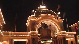 209K views · 6.4K reactions | Se videoen hvor Hunger Games fans sætter ild til et kæmpe Mockingjay symbol midt i København! | The Hunger Games - Danmark | Facebook