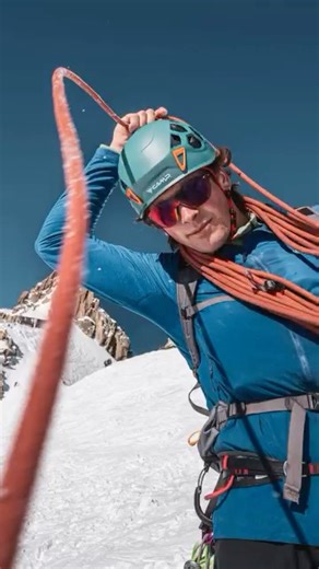 À première vue, tout oppose la Coupe du monde d’escalade sur glace et l’une des faces nord les plus redoutées des Alpes. D’un côté, des structures normées, des mouvements calibrés, un public, des chronos. De l’autre, le froid, le vent, le calcaire douteux et le demi-tour impossible. Pourtant, chez Virgile Devin, ces deux univers se nourrissent l’un l’autre. Mieux : ils s’équilibrent. Nous avons eu la chance de pouvoir en parler avec lui, lors d’une sortie dans le massif du Mont-Blanc et quelques
