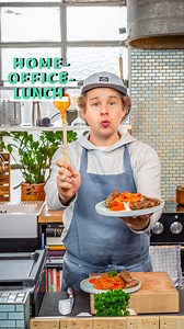 Heute tanzen wir zu Balkan Beats durch die Küche und gönnen uns stilecht einen Teller voller Cevapcici mit Djuvec-Reis und Joghurtsauce. 🤤 Wie ihr den fleischigen Schmaus samt saftiger Beilage bestens hinbekommt, verrät euch Hannes in unserer heutigen Homeoffice-Lunch-Folge. 👉 Die Zutatenliste findet ihr hier: www.foodboom.de/rezept/cevapcici-mit-djuvec-reis-und-joghurtsauce | FOODBOOM