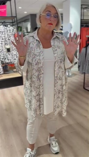 10K views · 84 reactions | Filmpje 439 懶 Hier zie je hoe mooi de Japan print van Plusbasics combineert met het uni kit, en hoe je het comfi casual kan dragen met een smal broekje, singlet en sneakers. Long blouse japan 239,95 Plusbasics tot 54 | Maxim's | Facebook