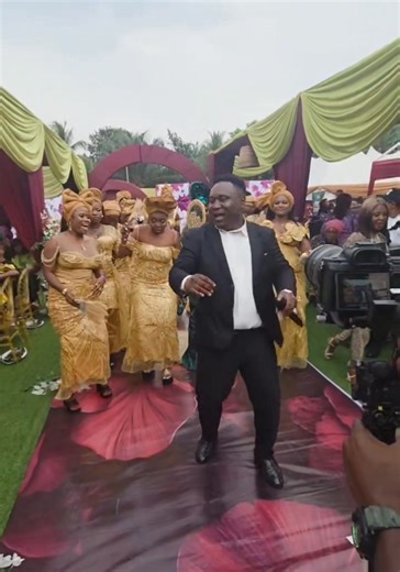 See how all the ashobi girls including the bride was falling for Ogbuefi after he danced. Who say Ogbuefi na old man, well na because you never see am for real life shaa. This guy na very handsome guy, once ladies sees him they melt like ice cream, dark skin black beauty, tall huge he no even get pot belly as he portrays on his skits. Ogbuefi is something else real life oo, people that have meet him can testify on the comment section. | Ogbuefi Igotuk