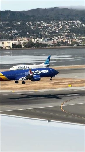 Two Planes Land at the EXACT SAME TIME at San Francisco Airport