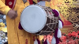 clip-3586590425-indian-dhak-dhol-special-drum-performing