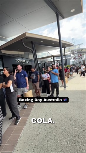 Boxing Day en Australia! Los descuentos hasta un 70% y yo vine solo a chusmear 😂 los descuentos se extienden por 15 días más. . Paso dato. Sábanas merca Sheridan que son una de las más caras, están de $259 full price y ahora a $108. Single king $189 full price y ahora $89. Zapatillas de $175 a $72. Jeans @Levi's Store ID en oferta 50% descuento. . . #boxing #boxingday #australia #descuentos #barato