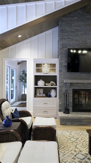 Elegant comfort. Project Manager: Tyler Langan Site Supervisors: Jordan Berry and Rob Bolwerk Building Designer: Madison Taylor Design @madison.taylor.inc Interior Designer: Madison Taylor Design @madison.taylor.inc #MuskokaBuilders #InteriorDesign #CustomBuilders #InteriorDesignTrends #CustomHome #HomeInterior #Muskoka #MuskoakLife #LuxuryInteriors #LuxuryLiving | Tamarack North Ltd.