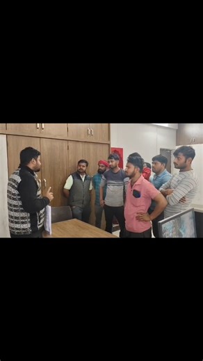 BHUPESH CHOUHAN on Instagram: "ESIC और EPF कर्मचारी के लिए दो महत्वपूर्ण सामाजिक सुरक्षा योजनाएं हैं। आइए जानते हैं इनके बारे में: *ESIC (Employees' State Insurance Corporation)* - ESIC एक सरकारी योजना है जो कर्मचारियों को स्वास्थ्य, मातृत्व, और रोजगार संबंधी लाभ प्रदान करती है। - यह योजना उन कर्मचारियों के लिए है जिनकी मासिक आय ₹21,000 या उससे कम है। - ESIC में कर्मचारी का योगदान 0.75% और नियोक्ता का योगदान 3.25% होता है। - ESIC के तहत कर्मचारी को चिकित्सा सुविधा, मातृत्व लाभ, और रोजगार संबंधी