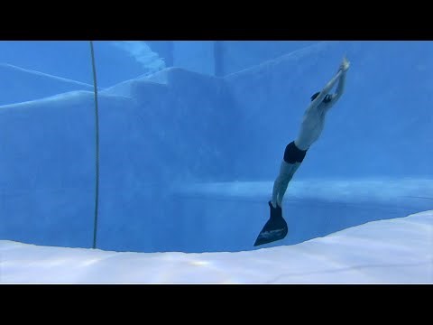 Just 1 minute of swimming around in the deepest pool in Spain - 10m deep pool in Madrid