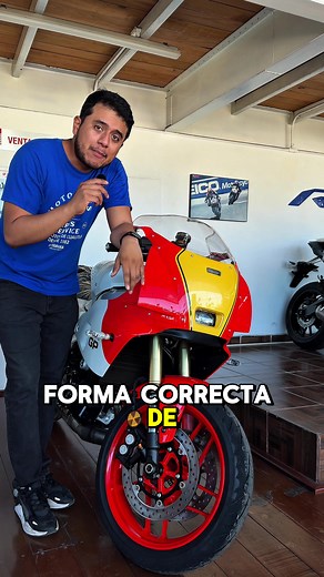 Forma correcta de poner los pies en la moto 🏍️