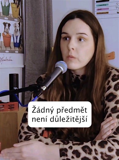 Žadný předmět není důležitější než jiný. Sledujte 11. epizodu podcastu ABY ŠKOLA NEŠKODILA o tom, jak má vypadat dobrá učebnice. Podobná témata najdete i ve stejnojmenné knize. 👉 Odkazy na vše najdete v biu pod profilovkou. #učitelka #abyškolaneškodila #vzdělávání #školství #štěkánka