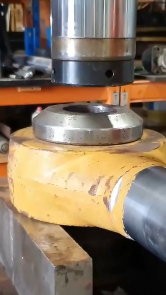 Rebuilding a CAT D10 Dozer Cylinder