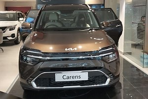 Kia Carens Arrives At Showrooms, Detailed In Images | CarDekho.com
