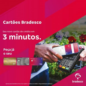 Aproveite a facilidade Bradesco, peça seu cartão de crédito em 3 minutos e aproveite os benefícios. #BradescoAcessível A imagem apresenta um fundo vermelho. No lado superior esquerdo, na cor branca, está o texto: “Cartão Bradesco. Seu novo cartão de crédito em três minutos. Peça já o seu.” O texto “três minutos” está destacado em letras maiores, utilizando o numeral. No lado direito do texto principal, temos uma imagem de um celular aproximando-se de uma maquininha para pagamento por aproximação