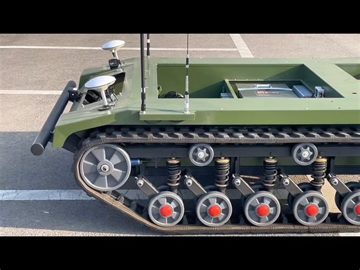 犀牛009是一款全地形无人运输平台，时速15km/h，载重400kg，履带驱动 独立悬挂，适应山地、泥泞、沙地、冰雪等复杂地形。支持遥控、路径规划及自主运行