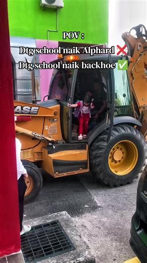 Pening teachers 🤣🤣🤣 Disclaimer : yg hantar tu pak ngah ( uncle) kepada kanak2 ni.. #smartreaderkids #smartreaderkidstamanbayuaman #backhoe #memories
