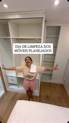 Danielli C Oliveira on Instagram: "Pensa no cheirinho bom de limpeza 😃 Agora vem a parte de organizar e guardar todas as roupas 😌 . Os móveis são 100% mdf, cor branco e Carvalho poro. A porta de vidro reflecta bronze com perfil dourado. @altis.moveisplanejados ."