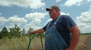 “It literally makes me sick to my stomach to see this. This to me is death.” A regenerative farmer shows just how stark the difference is between regenerative agriculture and not. One field is alive and thriving while the one beside it looks stripped and depleted. A FREE edition of the award-winning film Common Ground has just been released for everyone to watch. See the full documentary: https://commongroundfilm.org/for-farmers/ | Farm Action