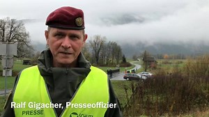 Gebrochener Gail-Damm wird geschlossen Blackhawk-Hubschrauber des Bundesheeres fliegen im Pendelverkehr Panzerigel und Sandsäcke ein: | Kärntner Krone