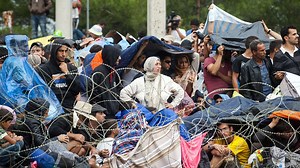 Hundreds of refugees breach Macedonia border