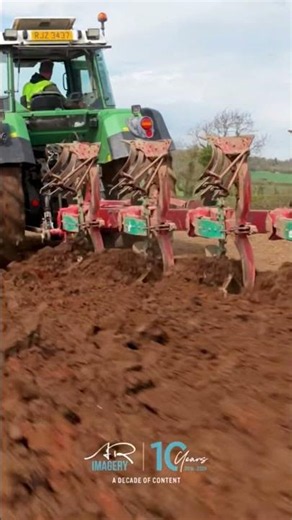 Fendt 820 on the Kverneland 5 furrow