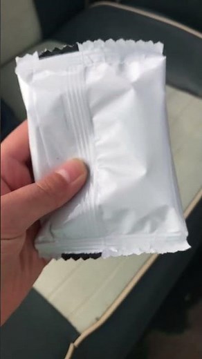 Putting on: ULTRAGUARD flea and tick collar for cats