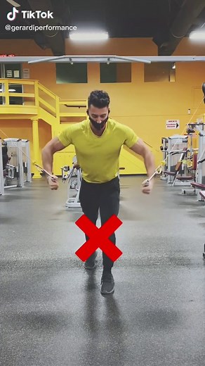 Here’s how to properly do a chest cable fly✅ #workouttip #chestexercises #chestday #chestfly #chestflys #chestworkouttips #cableflys