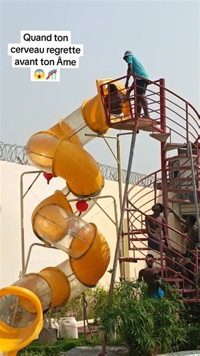 On a crié. On a glissé. On recommence ? 👀🔥J’ai vu ma vie défiler… en spirale 😵‍💫💦 #piscine #pourtoi #toutlemonde #Abidjan #Yopougon #viralvideochallenge | Splash Yopougon Complexe