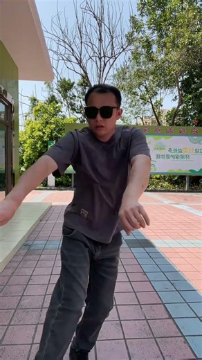 昨晚，爷爷教我跳方场舞