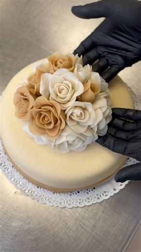 Roses and dots cake 🌹 How lovely is this cake for a wedding or maybe a special celebration? #wedding #pastry #roses #cake #pastrychef #chocolat #foodstagram #yummy #cakedesign | Patisserie de Rouw