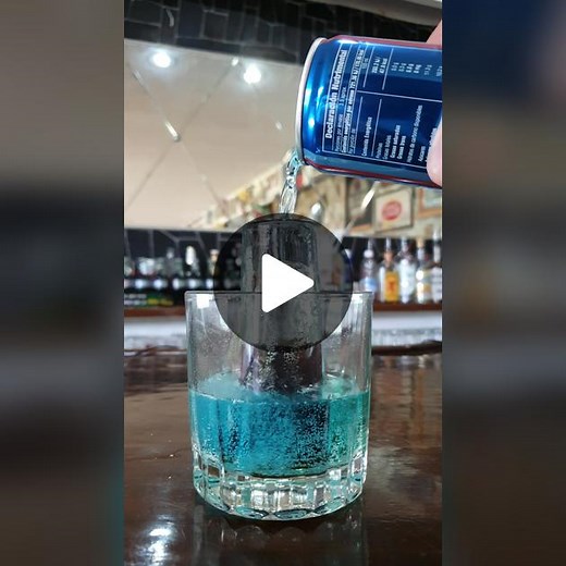 El cóctel perla negra es conocido tanto por su sabor original, como por la curiosa manera de servirlo. Este se prepara combinando Jägermeister, un licor alemán muy popular hecho a base de hierbas, y la bebida energizante de tu elección. La venta de la bebida perla negra se ha prohibido en algunos bares de México #perlanegra #jagerbomb #jagermeister #boots #cocteleria #cócteles #drinks #coctelesencasa