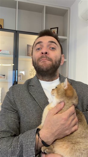 Faci bani... dar nu rămân. Ai luni bune, apoi brusc - cădere. Câștigi ceva frumos, apoi apare o cheltuială din senin. Faci un salt, apoi ceva te trage înapoi. Sus, jos. Lună bună, lună slabă. Și ciclul se repetă. Știi ce e ciudat? Exact așa se simțea și Mădălin. Conducea o firmă de construcții. Făcea 400.000-500.000 lire pe an. Muncitor. Serios. Capabil. Dar blocat la același nivel ani de zile. Oricât încerca, nu putea sparge plafonul. Până când a înțeles un lucru: Problema nu era strategia lui.