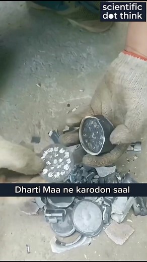 Dekhiye kaise ye High Temperature & High Pressure machine sirf 5 din mein Graphite Powder ko chamakta hua Synthetic Diamond mein badal deti hai. Yeh lab-grown diamonds Crystal Structure aur Physical Properties mein natural diamonds se bilkul same hote hain. Kya aapko lagta hai ye real lagte hain? Comment mein batao! 😮#dimond #scienceexperiments #tecnologi#foryoutrick #fypシ