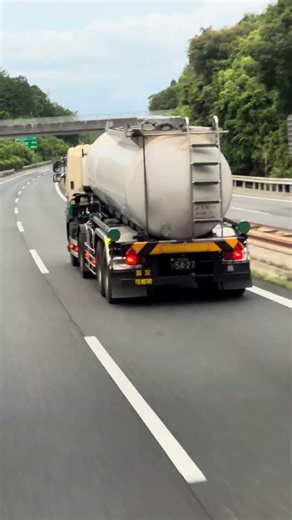 オカケンさんの大型トレーラーのタンクローリーやなあ😆初めて見たなあ💦#トラック #automobile