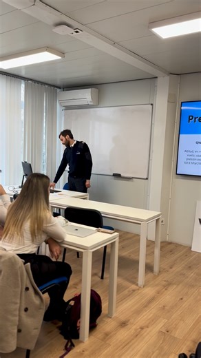 Formarse como Instructor de Vuelo (FI) no es solo dominar la técnica, es saber comunicar. Por eso, dentro del curso, los alumnos realizan presentaciones como parte de su formación: aprender a estructurar ideas, explicar conceptos complejos y transmitir conocimiento con seguridad es clave para quien va a formar a futuros pilotos. ✈️ En el aire y en el aula, enseñar bien marca la diferencia. #CursoFI #InstructorDeVuelo #FormaciónAeronáutica #Aviación #flighttraining | Flyschool