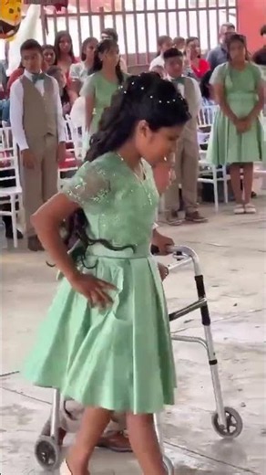 Niño con discapacidad motriz, conmovió a todos al bailar su vals de primaria
