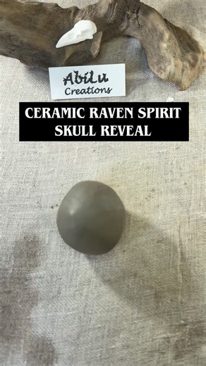 🖤 Reveal 🖤 💛 My latest raven skull altar prop is now live online, hand crafted from clay, adorned with 24kt gold and marked with symbols of light on the third eye. Each piece is one of a kind, no two are ever the same, created slowly and intuitively, connected and rooted in spiritual practice. 💛 Designed for the altar, honouring cyclical living, and made to sit as a quiet presence within moon altar rituals and sacred spaces. A subtle, witchy object for those who work with stillness, shadow a