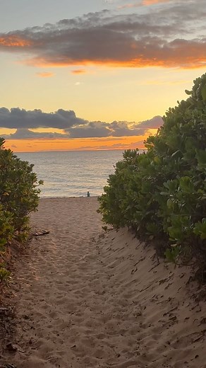 4K views · 546 reactions | Lovely sunset at Keawakapu Beach tonight … #maui #mauilovers #sunset #sunsetlovers #mauihawaii #kihei #wailea #keawakapubeach #keawakapubeachsunset #mauinow #mauilife #mauitravel #mauivacation #visitlivelovemaui | A Maui Blog | Facebook