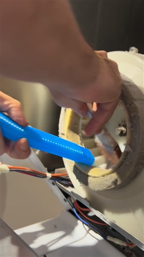 ¿Sabías que todo ese sucio se acumula fácilmente en tu secadora en poco tiempo? 😱 Pelusas, polvo y residuos de detergente pueden afectar el rendimiento, aumentar el consumo de energía e incluso representar un riesgo de incendio. 🔥 En FixGo Services nos encargamos de dejarla como nueva. 💪 📞 Contáctanos y agenda tu limpieza hoy. | Fix Go Services